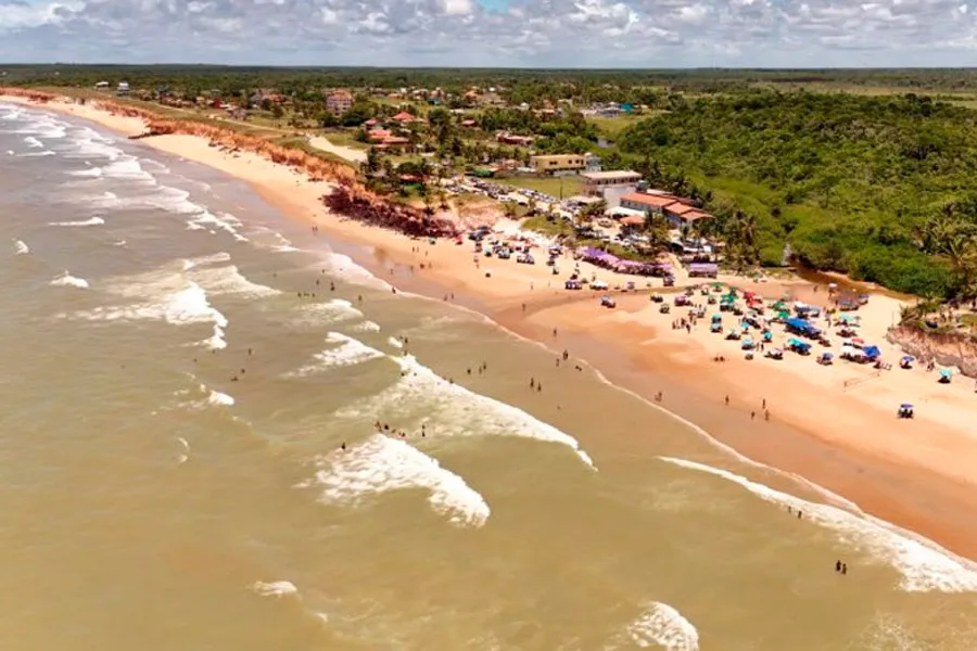 Mucuri assume gestão de praias urbanas e amplia responsabilidade sobre ordenamento e proteção da orla