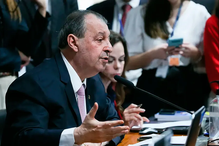 Relator da CCJ do Senado vota a favor da PEC do fim da escala 6x1