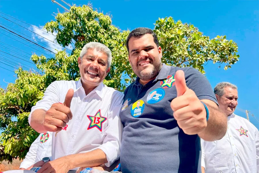 Prefeito União Brasil de ACM NETO recepciona Jerônimo com adesivo do 13 no peito