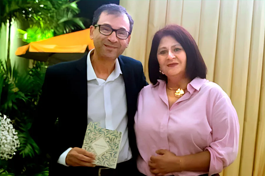 A metafísica das pequenas coisas e do cotidiano na poesia de Cynara Novaes
