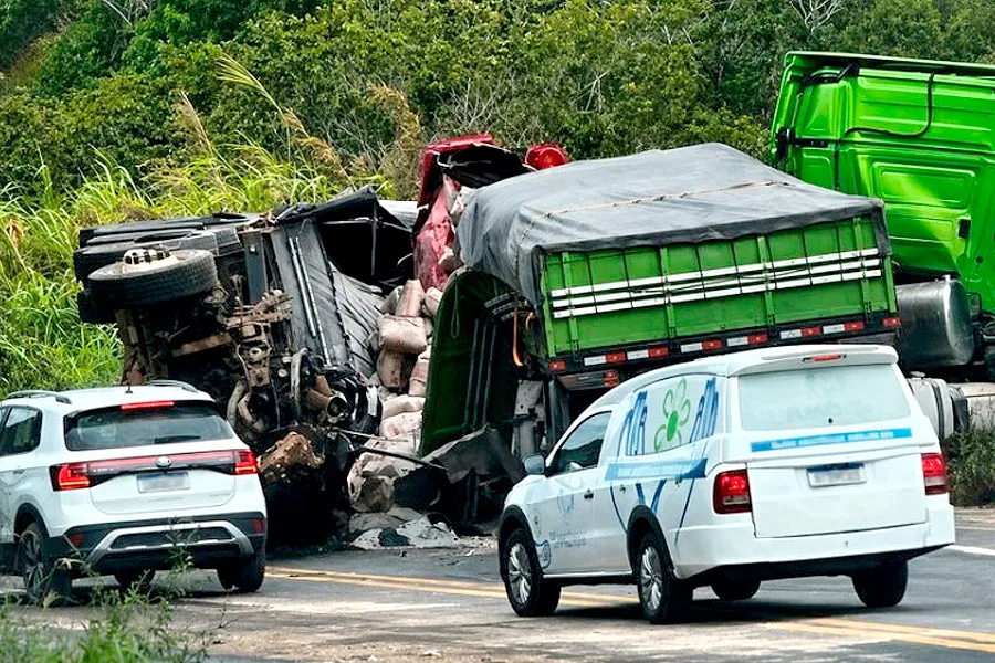 Colisão entre carretas mata caminhoneiro e deixa outro ferido na BR-101, em Itabela 