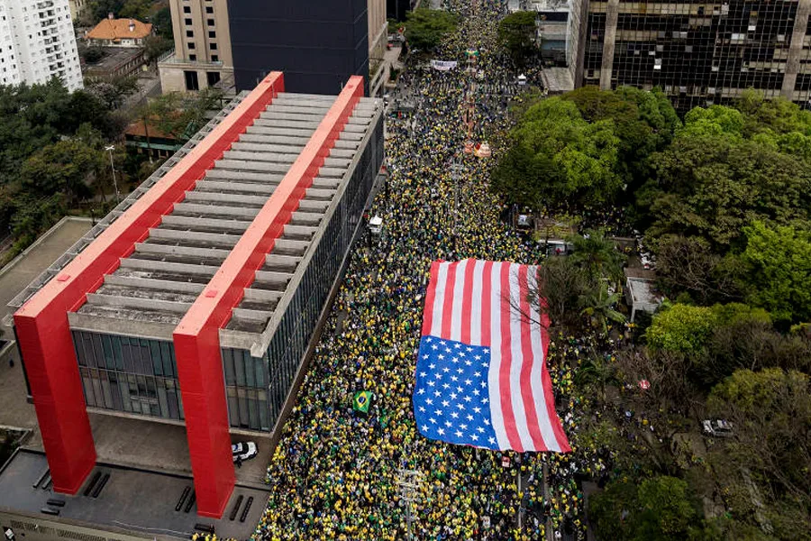 Independência de quem? Há um ano, bolsonaristas exibiam bandeira dos EUA na Paulista
