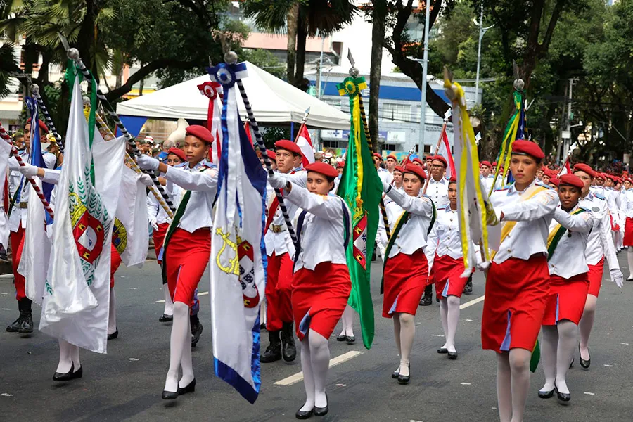 Desfile cívico-militar marca celebração dos 204 anos da Independência do Brasil em Salvador