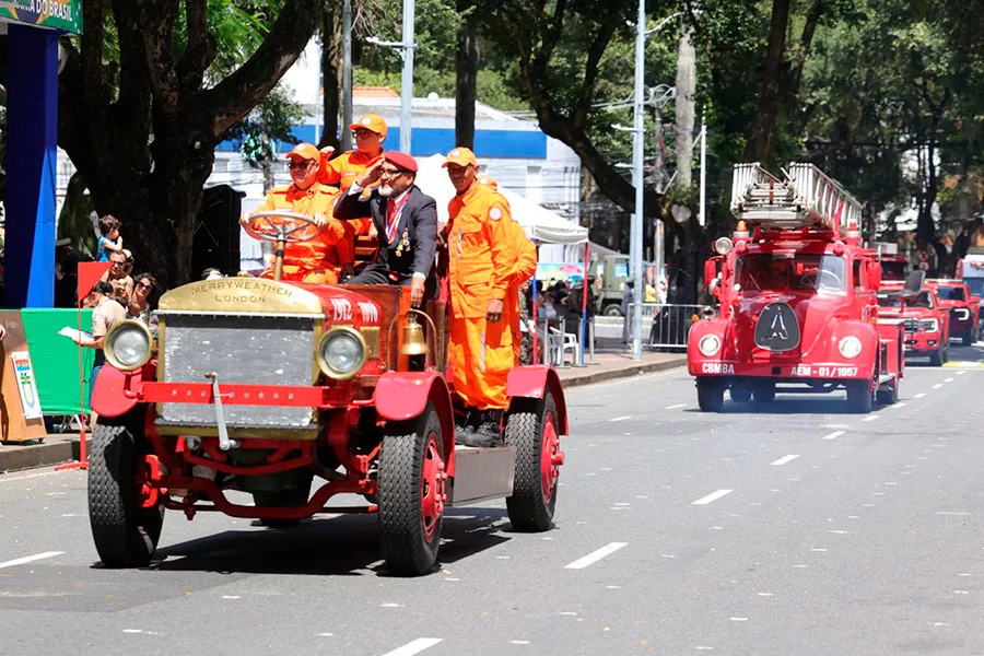 Desfile cívico-militar marca celebração dos 204 anos da Independência do Brasil em Salvador Desfile cívico-militar marca celebração dos 204 anos da Independência do Brasil em Salvador
