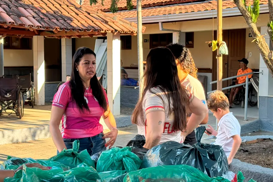Campanha do Agasalho: Flatexas e Flagirls levam doações e afeto ao Lar dos Idosos Campanha do Agasalho: Flatexas e Flagirls levam doações e afeto ao Lar dos Idosos