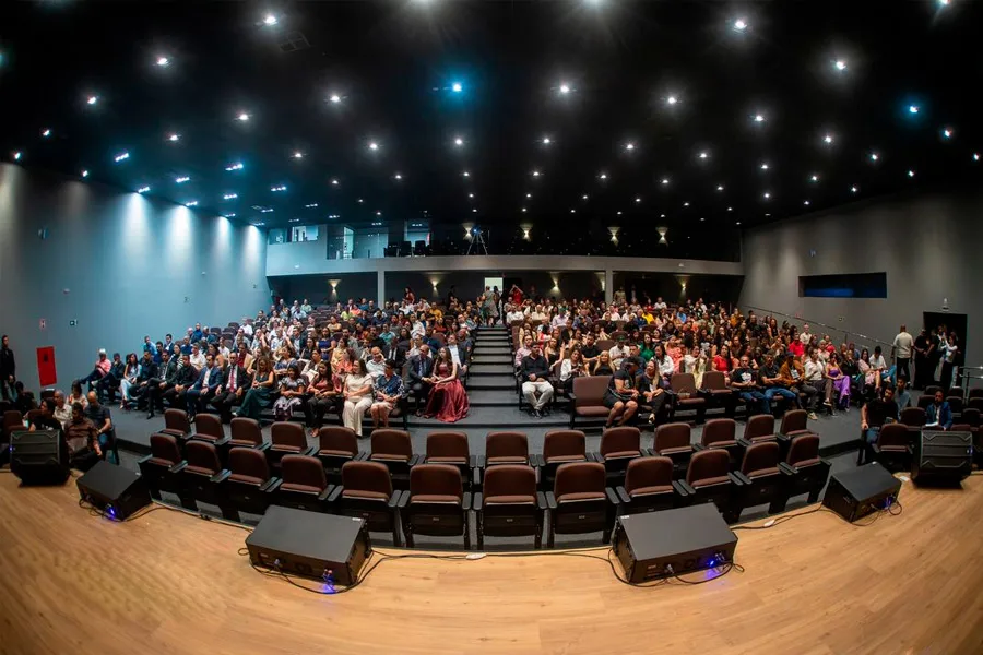 Teatro Escola Antônio Chicon Sobrinho abre as portas com noite de música, dança e teatro em Teixeira de Freitas 