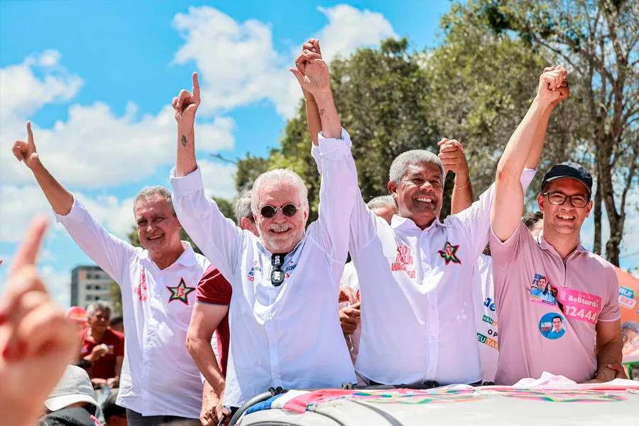 Do União Brasil de ACM Neto, prefeito de Teixeira de Freitas comanda carreata gigante ao lado de Jerônimo