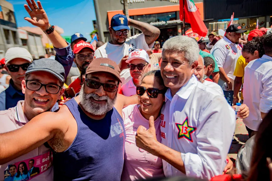 Do União Brasil de ACM Neto, prefeito de Teixeira de Freitas comanda carreata gigante ao lado de Jerônimo Do União Brasil de ACM Neto, prefeito de Teixeira de Freitas comanda carreata gigante ao lado de Jerônimo
