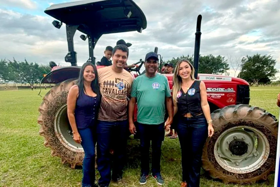Prefeito faz entrega de Trator Agrícola à associação de Taquarinha durante 5ª Cavalgada entre Amigos