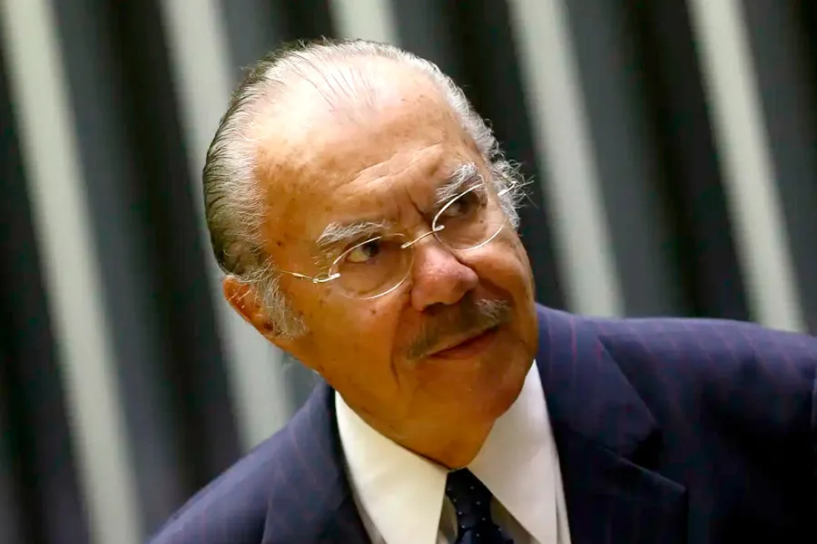 Ex-presidente José Sarney segue internado em hospital de São Paulo
