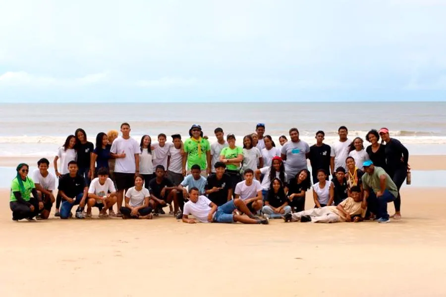 Mutirão retira mais de 776 quilos de resíduos da praia de Mucuri em ação de educação ambiental