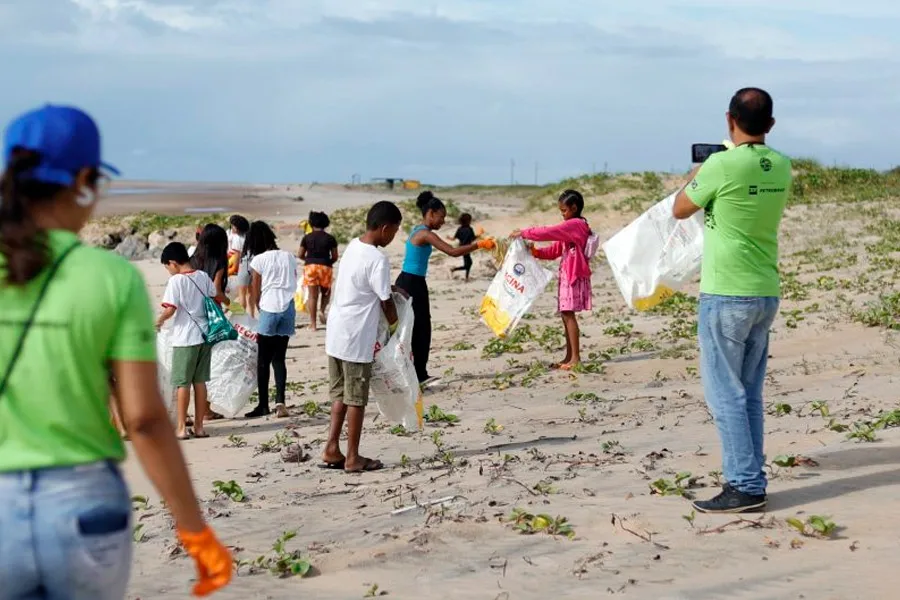 Mutirão retira mais de 776 quilos de resíduos da praia de Mucuri em ação de educação ambiental