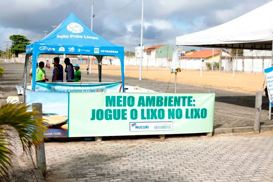 Mutirão retira mais de 776 quilos de resíduos da praia de Mucuri em ação de educação ambiental