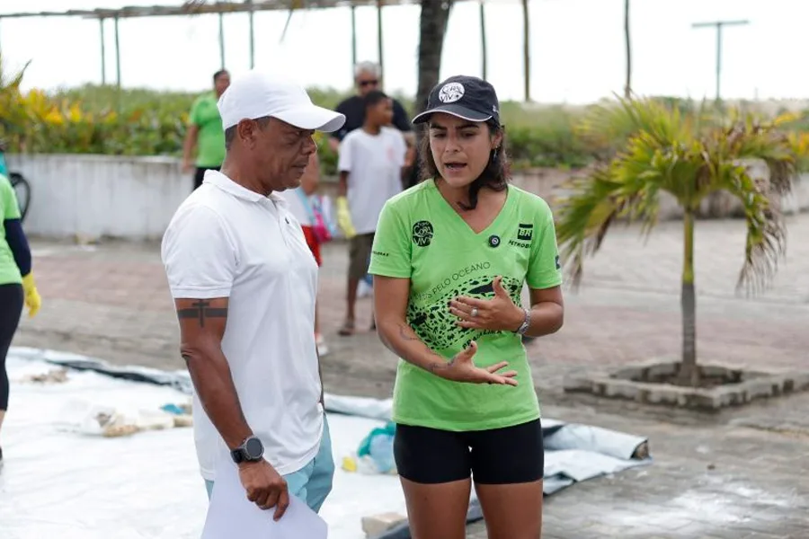 Mutirão retira mais de 776 quilos de resíduos da praia de Mucuri em ação de educação ambiental