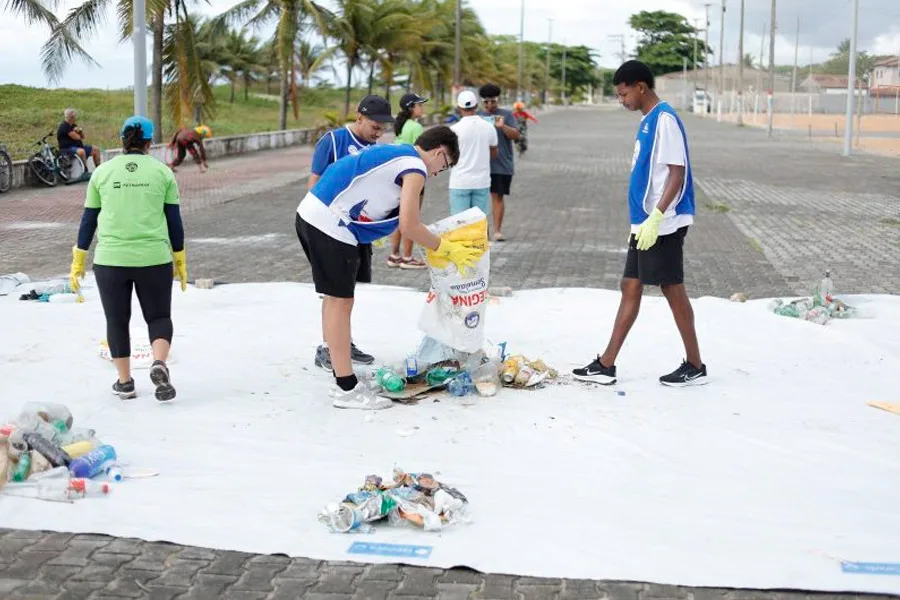 Mutirão retira mais de 776 quilos de resíduos da praia de Mucuri em ação de educação ambiental
