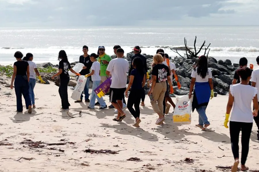 Mutirão retira mais de 776 quilos de resíduos da praia de Mucuri em ação de educação ambiental