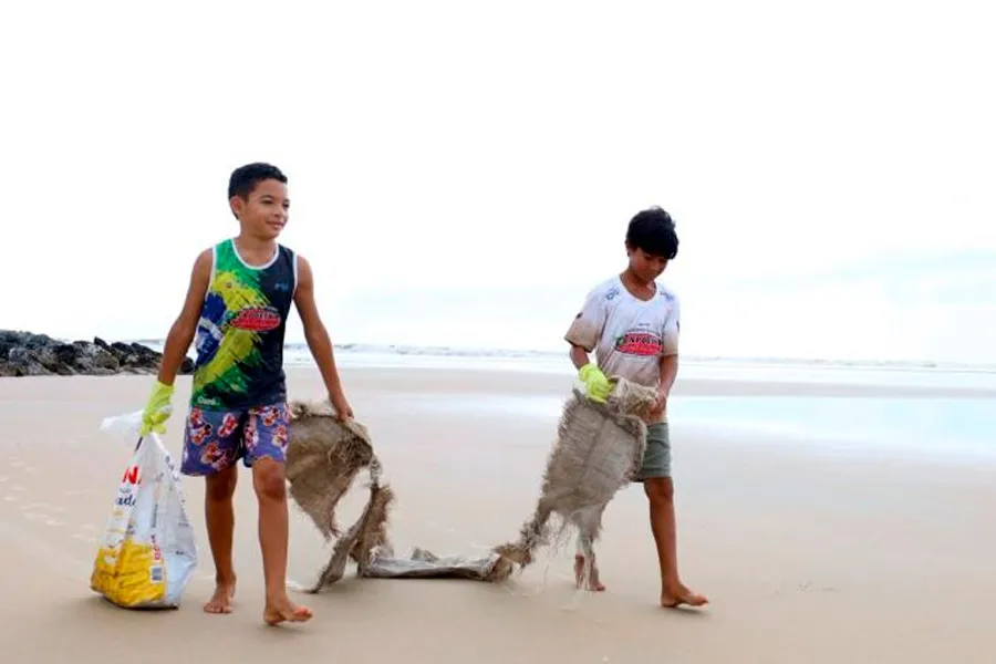 Mutirão retira mais de 776 quilos de resíduos da praia de Mucuri em ação de educação ambiental
