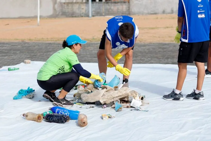 Mutirão retira mais de 776 quilos de resíduos da praia de Mucuri em ação de educação ambiental