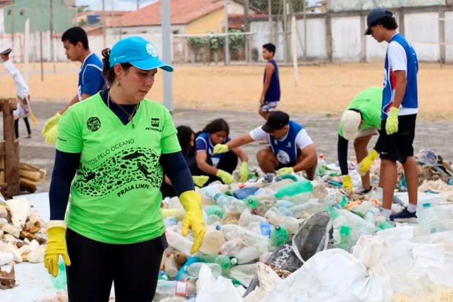 Mutirão retira mais de 776 quilos de resíduos da praia de Mucuri em ação de educação ambiental