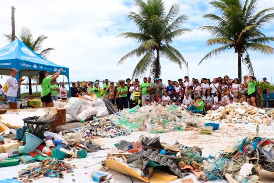 Mutirão retira mais de 776 quilos de resíduos da praia de Mucuri em ação de educação ambiental