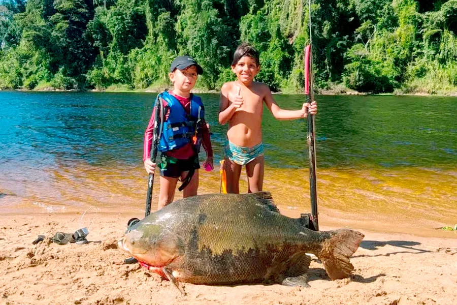  Homem pesca Tambaqui de 46 kg e brinca que peixe é maior que filho de 5 anos