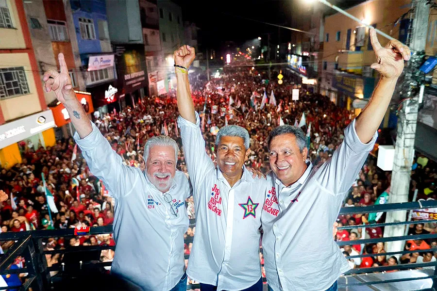 Em último comício, Jerônimo exalta o interior e convida baianos a continuarem mudando a Bahia com Lula Em último comício, Jerônimo exalta o interior e convida baianos a continuarem mudando a Bahia com Lula