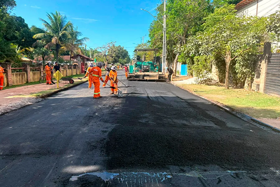 Asfaltamento começa em Cumuruxatiba e avança na melhoria da infraestrutura do distrito