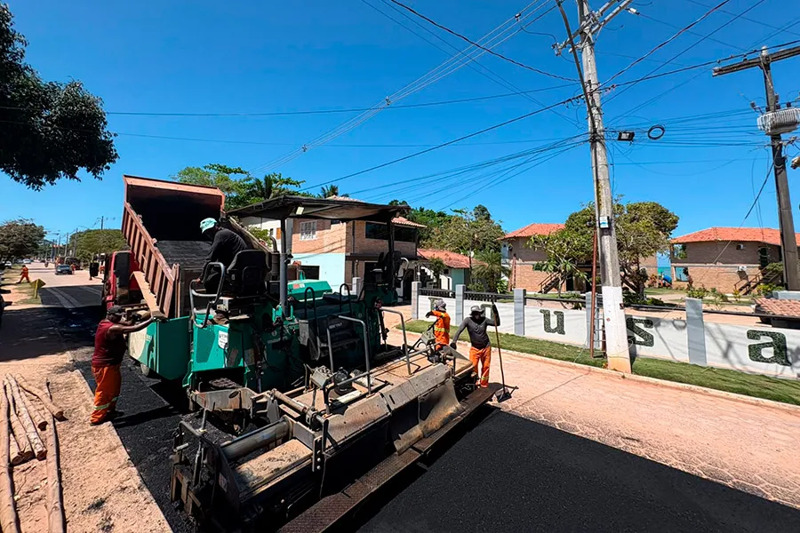 Asfaltamento começa em Cumuruxatiba e avança na melhoria da infraestrutura do distrito Asfaltamento começa em Cumuruxatiba e avança na melhoria da infraestrutura do distrito
