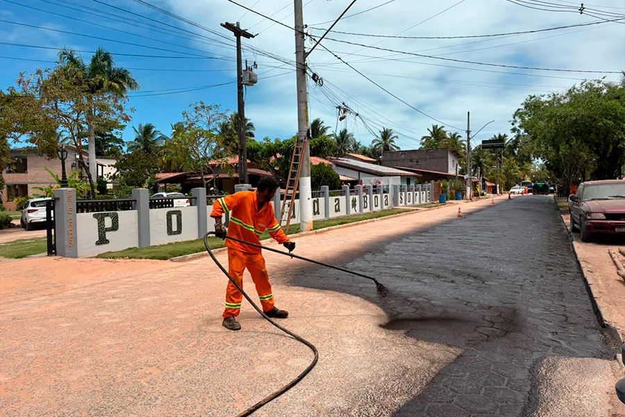 Asfaltamento começa em Cumuruxatiba e avança na melhoria da infraestrutura do distrito Asfaltamento começa em Cumuruxatiba e avança na melhoria da infraestrutura do distrito