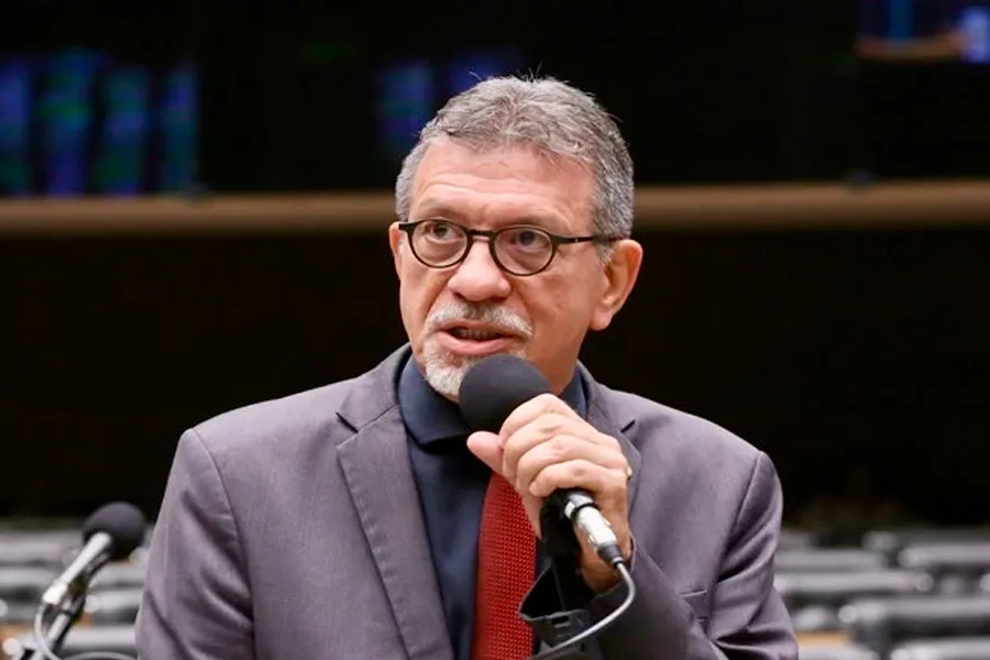 Afonso Florence desafia Flávio Bolsonaro a abrir extratos de conta ligada a advogado alvo da PF no caso INSS