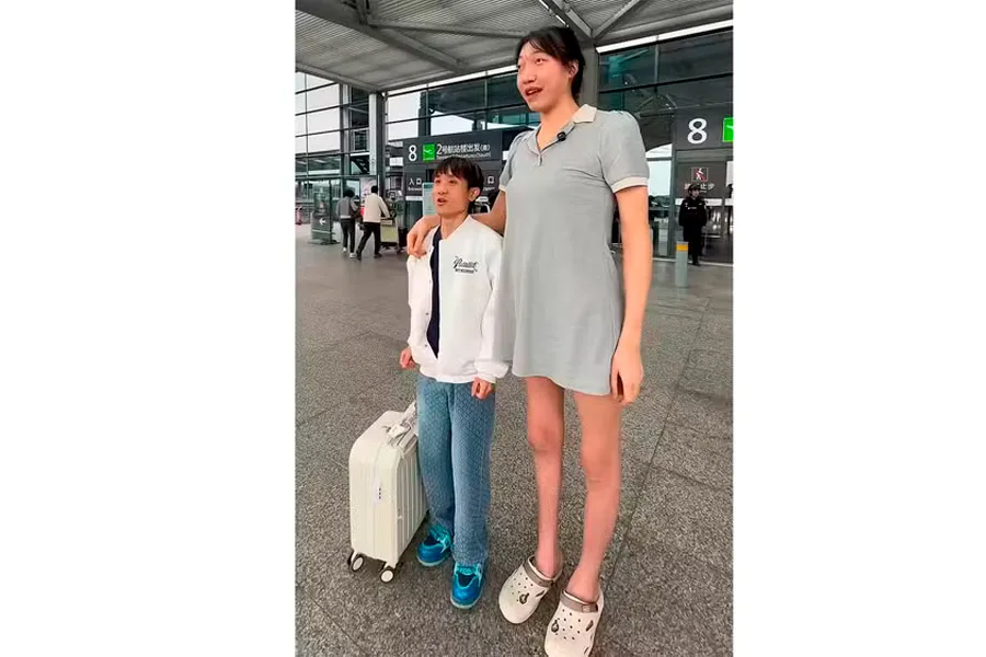 Influencer de 2,18m, famosa por impressionante diferença de altura com o marido, morre aos 26 anos