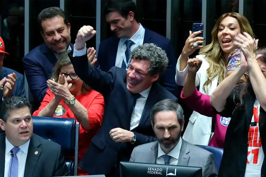 Senado aprova fim da escala 6x1 e redução da jornada de trabalho