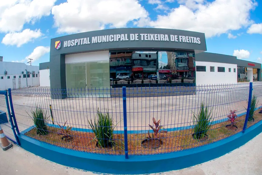 Hospital Municipal de Teixeira de Freitas ganha nova fachada e acesso exclusivo para pedestres