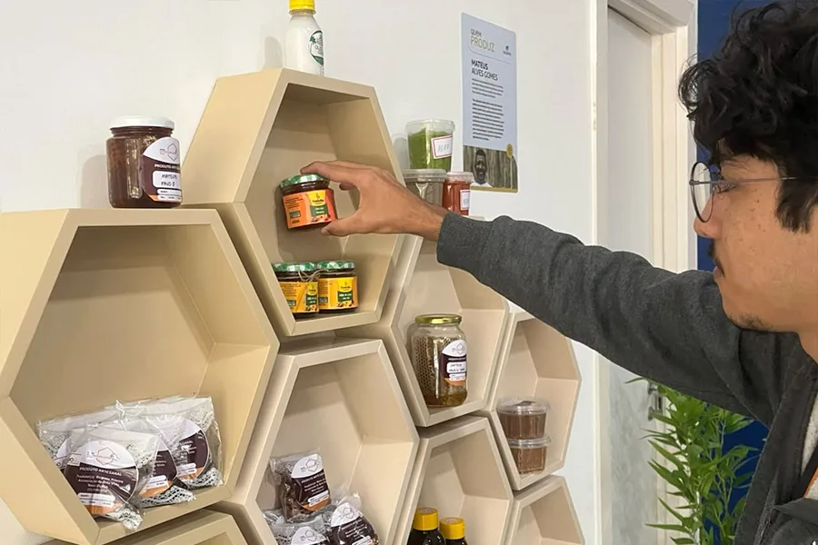 Pequenos empreendedores ganham espaço permanente de vendas dentro da fábrica da Suzano em Mucuri Pequenos empreendedores ganham espaço permanente de vendas dentro da fábrica da Suzano em Mucuri