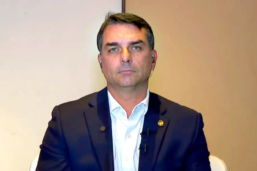 Justiça barra entrega de título de cidadão soteropolitano a Flávio Bolsonaro