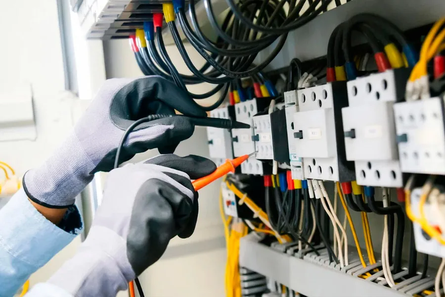 Plataforma gratuita oferece capacitação para eletricistas em meio à escassez de profissionais qualificados Plataforma gratuita oferece capacitação para eletricistas em meio à escassez de profissionais qualificados