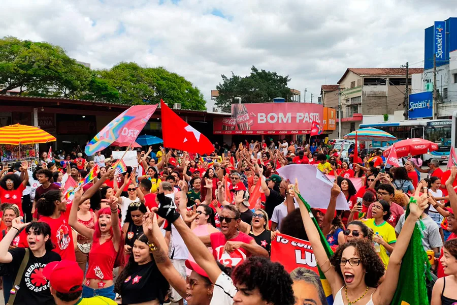 Apoiadores de Lula lotam as ruas neste sábado em Teixeira de Freitas Apoiadores de Lula lotam as ruas neste sábado em Teixeira de Freitas
