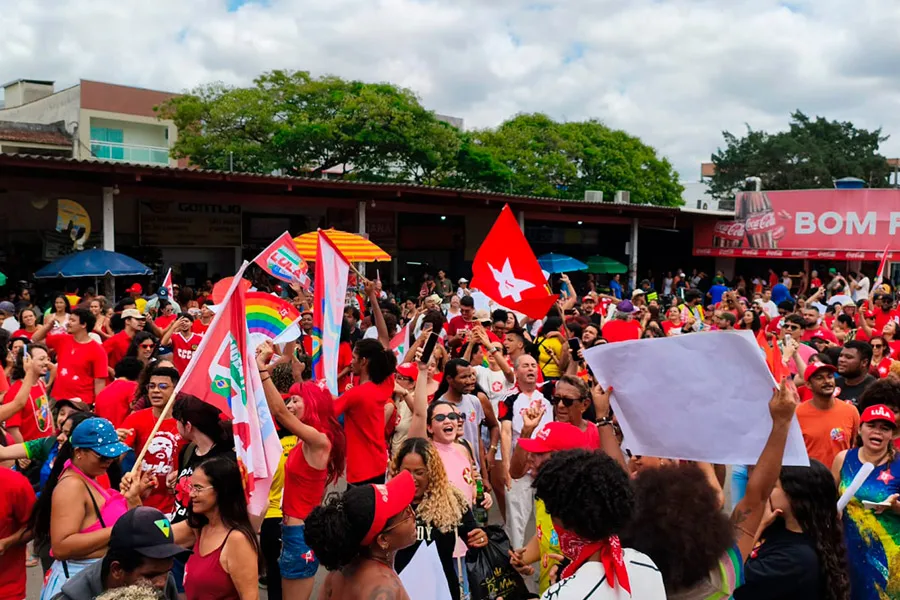 Apoiadores de Lula lotam as ruas neste sábado em Teixeira de Freitas Apoiadores de Lula lotam as ruas neste sábado em Teixeira de Freitas