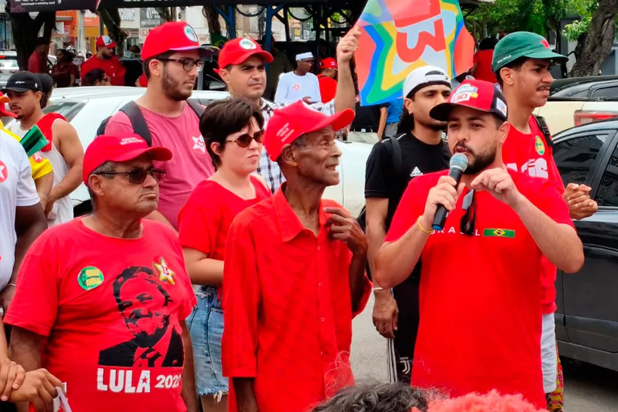 Apoiadores de Lula lotam as ruas neste sábado em Teixeira de Freitas Apoiadores de Lula lotam as ruas neste sábado em Teixeira de Freitas