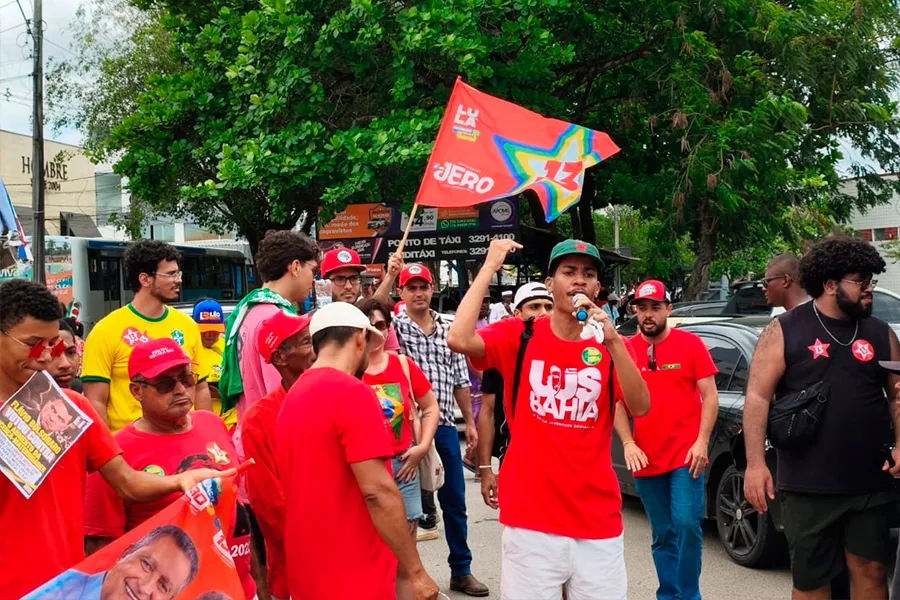 Apoiadores de Lula lotam as ruas neste sábado em Teixeira de Freitas Apoiadores de Lula lotam as ruas neste sábado em Teixeira de Freitas
