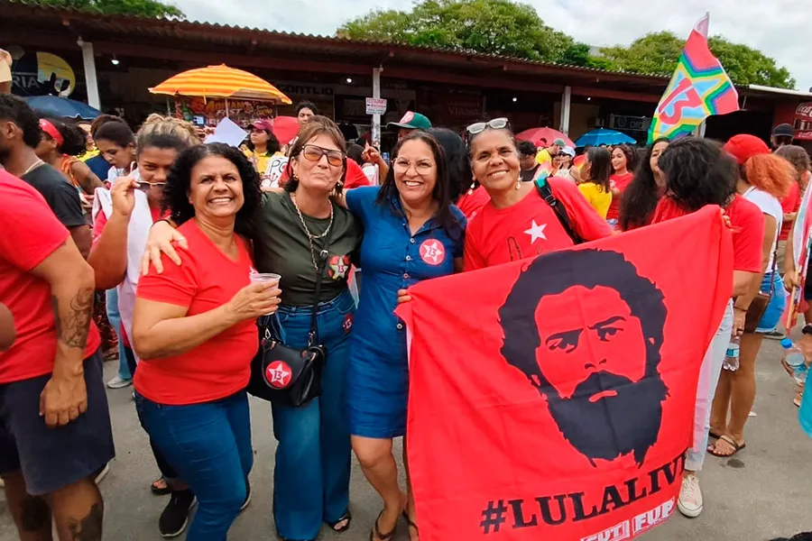 Apoiadores de Lula lotam as ruas neste sábado em Teixeira de Freitas Apoiadores de Lula lotam as ruas neste sábado em Teixeira de Freitas