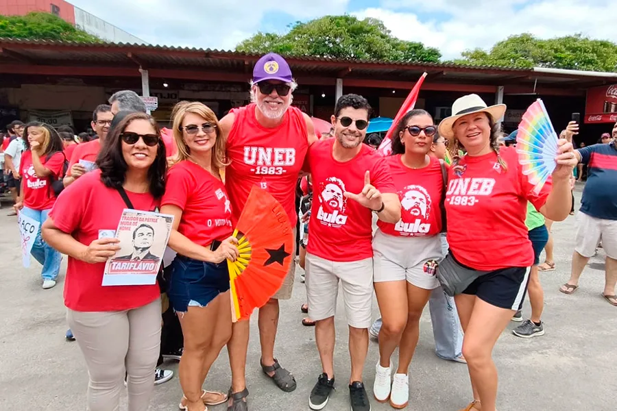 Apoiadores de Lula lotam as ruas neste sábado em Teixeira de Freitas Apoiadores de Lula lotam as ruas neste sábado em Teixeira de Freitas