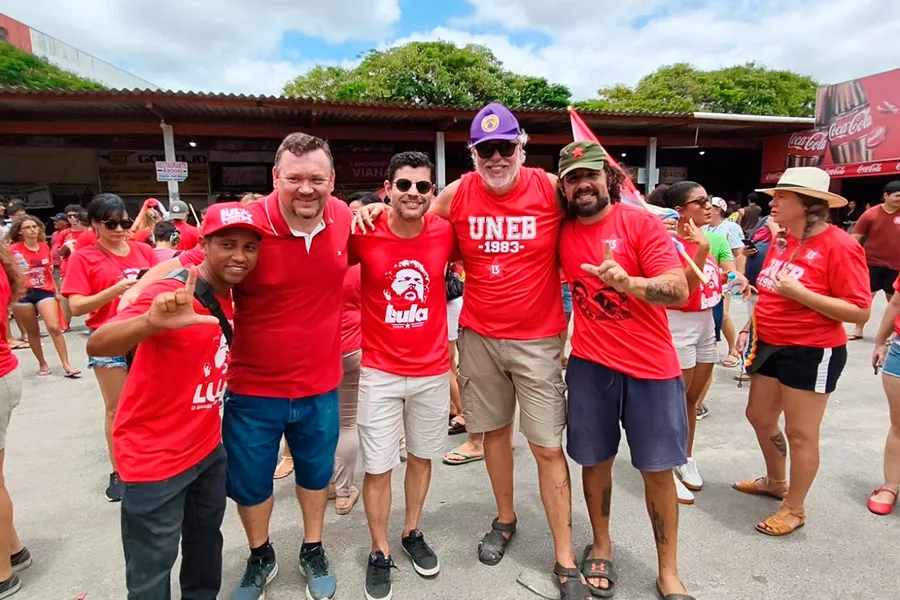 Apoiadores de Lula lotam as ruas neste sábado em Teixeira de Freitas Apoiadores de Lula lotam as ruas neste sábado em Teixeira de Freitas