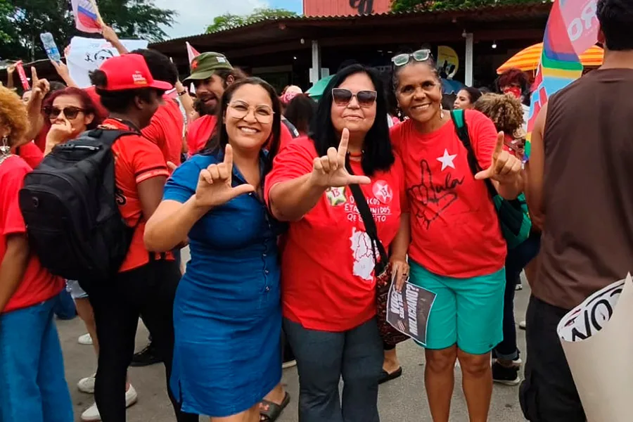 Apoiadores de Lula lotam as ruas neste sábado em Teixeira de Freitas Apoiadores de Lula lotam as ruas neste sábado em Teixeira de Freitas