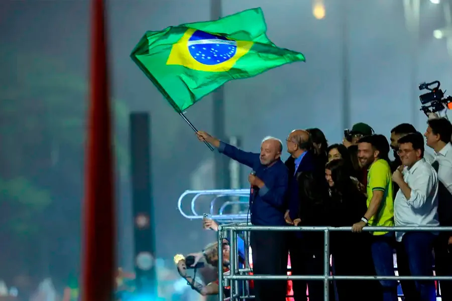 Em festa da vitória, Lula pede que público cante Hino da Independência