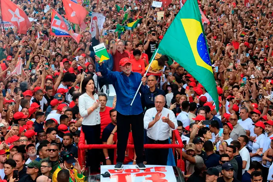 Lula é reeleito presidente do Brasil em virada histórica