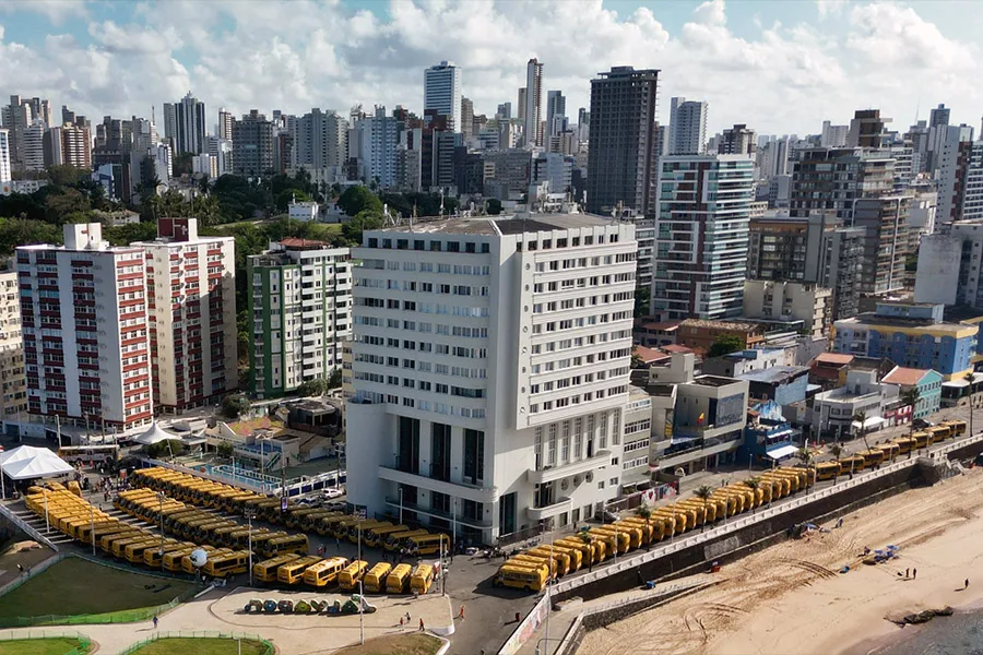 Jerônimo Rodrigues entrega 101 ônibus escolares rurais para ampliar transporte de estudantes em municípios baianos