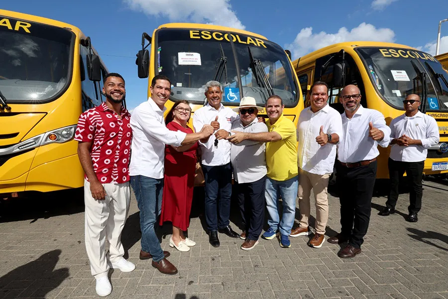 Jerônimo Rodrigues entrega 101 ônibus escolares rurais para ampliar transporte de estudantes em municípios baianos Jerônimo Rodrigues entrega 101 ônibus escolares rurais para ampliar transporte de estudantes em municípios baianos