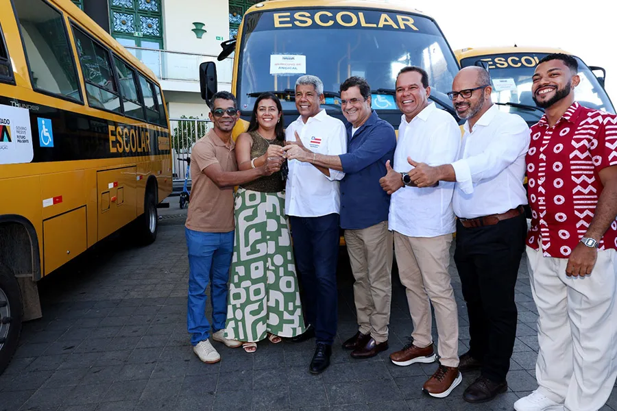 Jerônimo Rodrigues entrega 101 ônibus escolares rurais para ampliar transporte de estudantes em municípios baianos Jerônimo Rodrigues entrega 101 ônibus escolares rurais para ampliar transporte de estudantes em municípios baianos