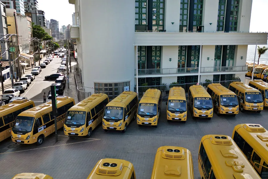 Jerônimo Rodrigues entrega 101 ônibus escolares rurais para ampliar transporte de estudantes em municípios baianos Jerônimo Rodrigues entrega 101 ônibus escolares rurais para ampliar transporte de estudantes em municípios baianos